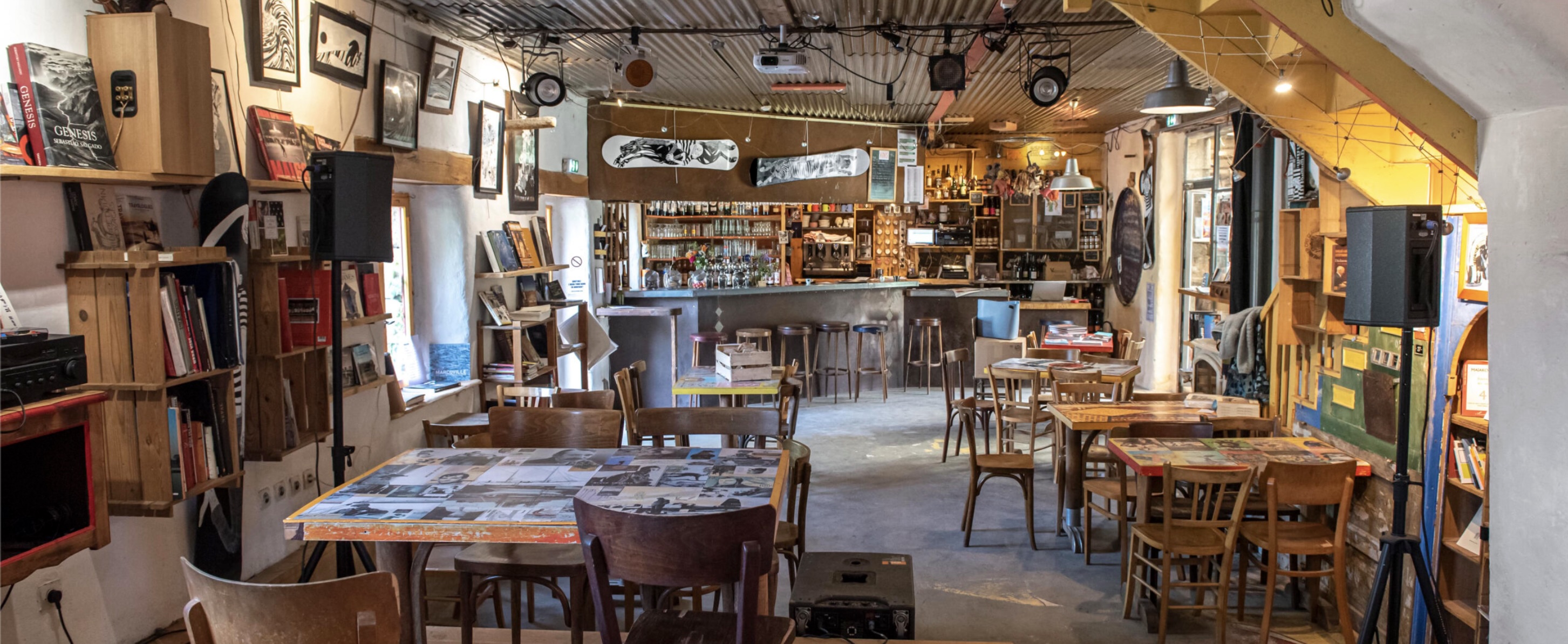 Le bar du Café Théodore, à Kerguerwen