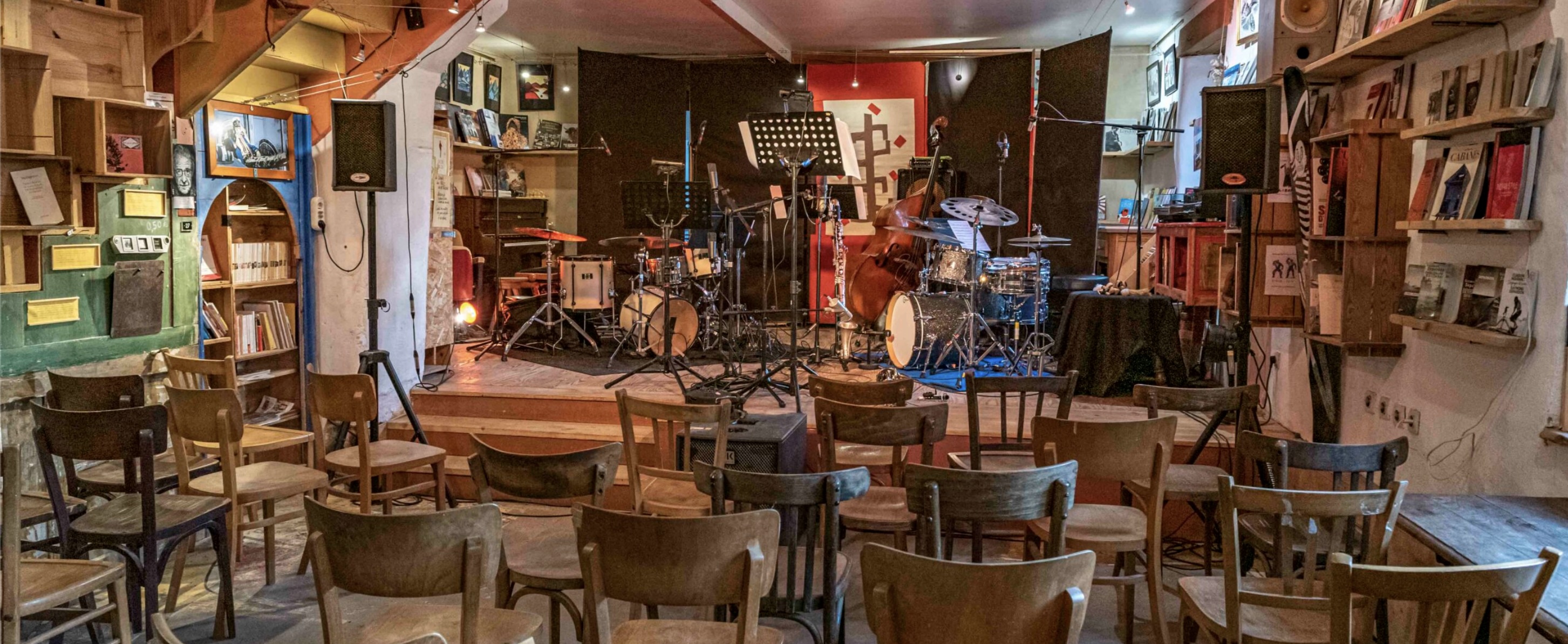 La salle de concert du Café Théodore, à Kerguerwen